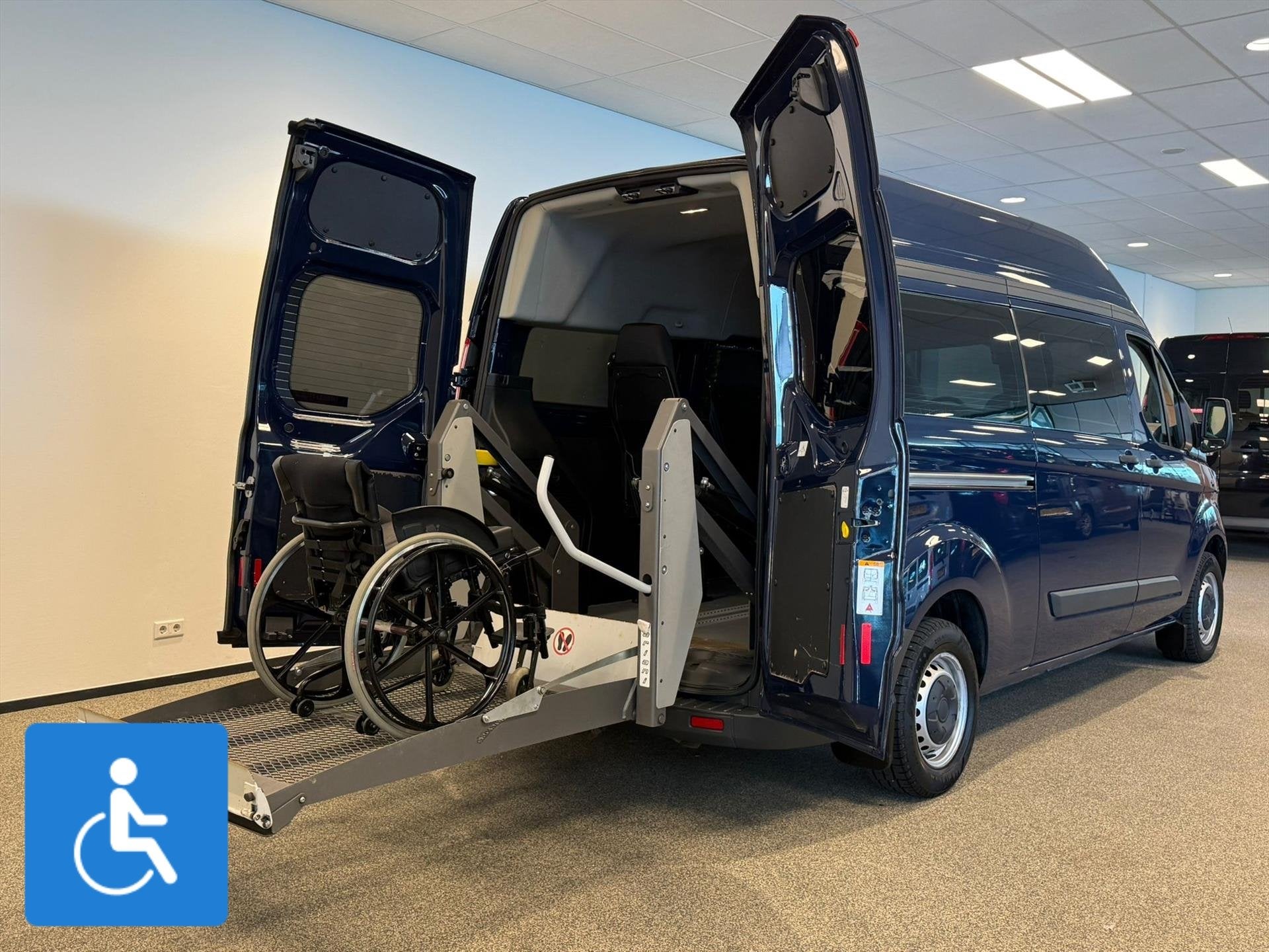 Ford Transit Custom L2H2 Rolstoelbus (airco achterin), Auto's, 12 maanden, Stof, Zwart, 4 cilinders