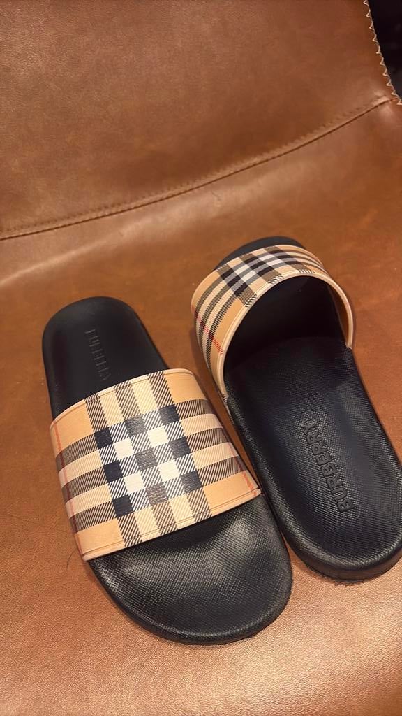 Burberry slippers, Ophalen of Verzenden, Zo goed als nieuw, Zwart