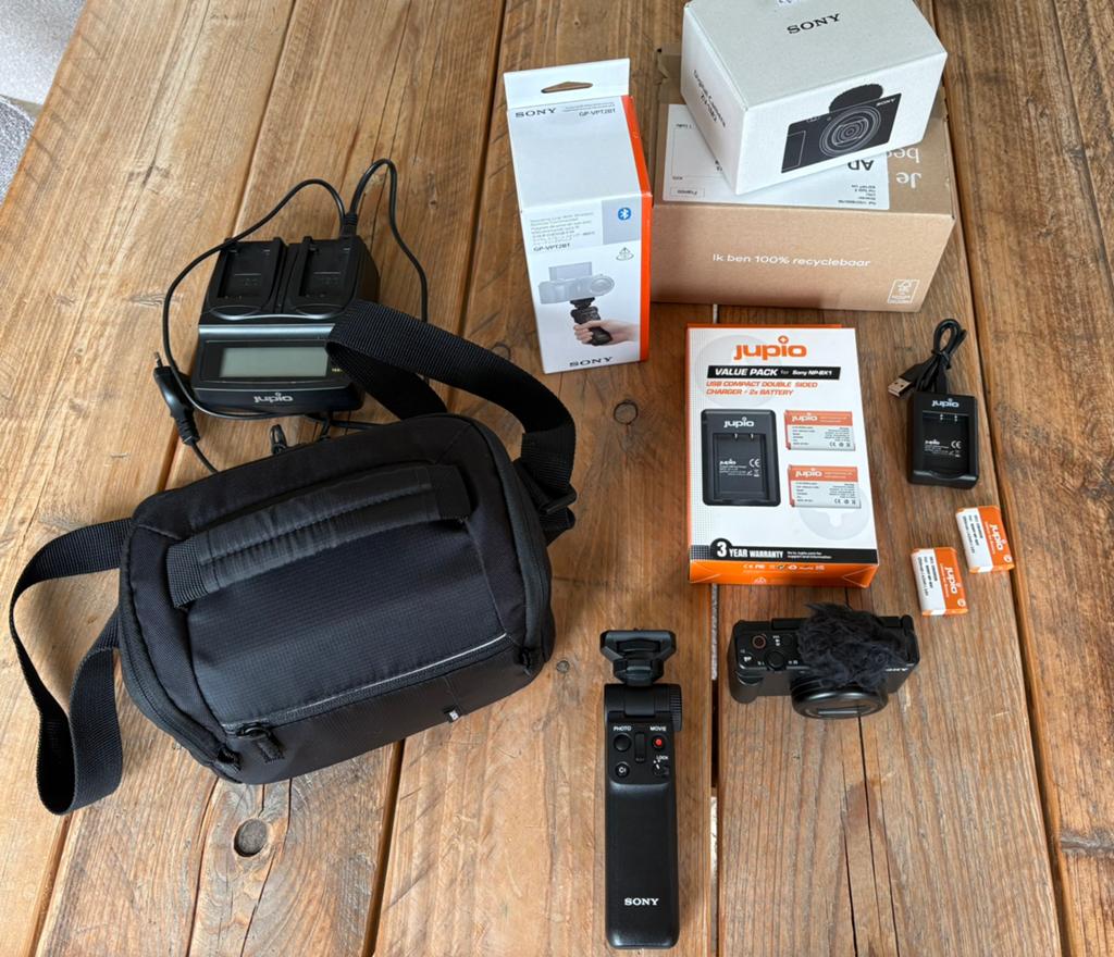 Sony ZV-1 vlogging camera + Sony Wireless Grip, Ophalen of Verzenden, Zo goed als nieuw, Sony, 20x of meer