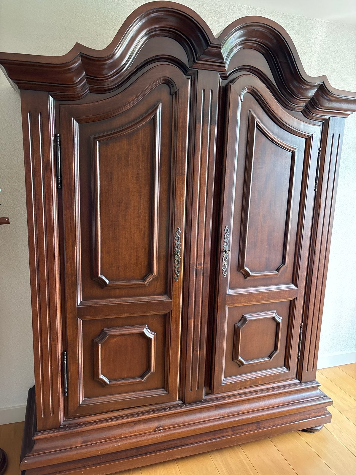 Antieke houten kast met sierlijke details, Ophalen