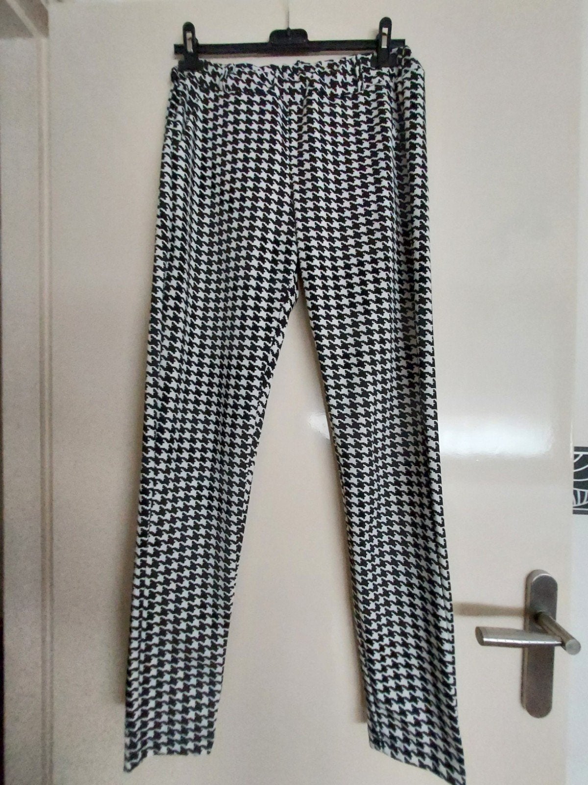 Zwarte en witte elastische broek van IZ NAIZ, Kleding | Dames, Maat 38/40 (M), Overige kleuren, Iz Naiz, Ophalen of Verzenden