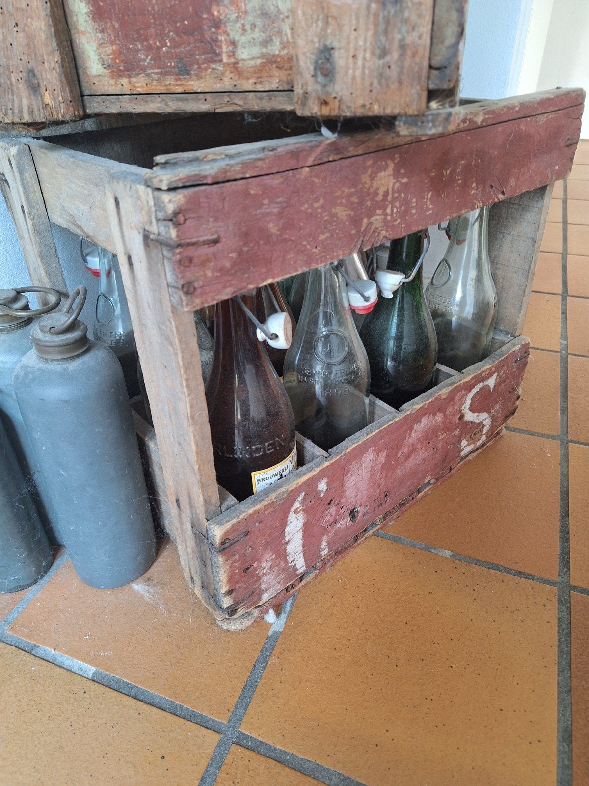 Oude antieke houten bierkrat met 12 flessen, Ophalen