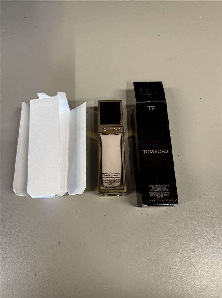 Tom Ford 0.0 Pearl Soft Radiance Foundation, Ophalen of Verzenden, Zo goed als nieuw, Beige, Handen en Nagels