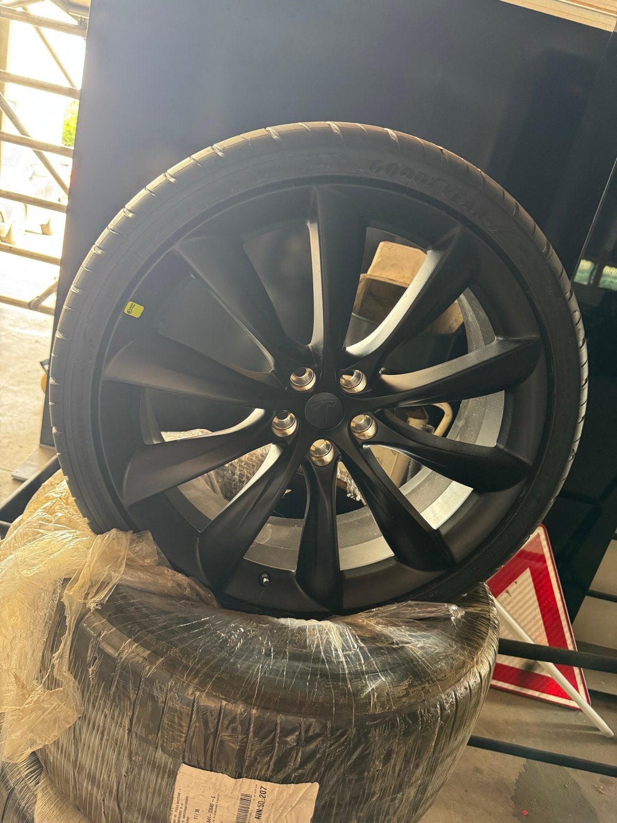 Tesla Model Y velgen met Goodyear banden, Auto-onderdelen, Banden en Velgen, Ophalen, Overige, Overige, Banden en Velgen