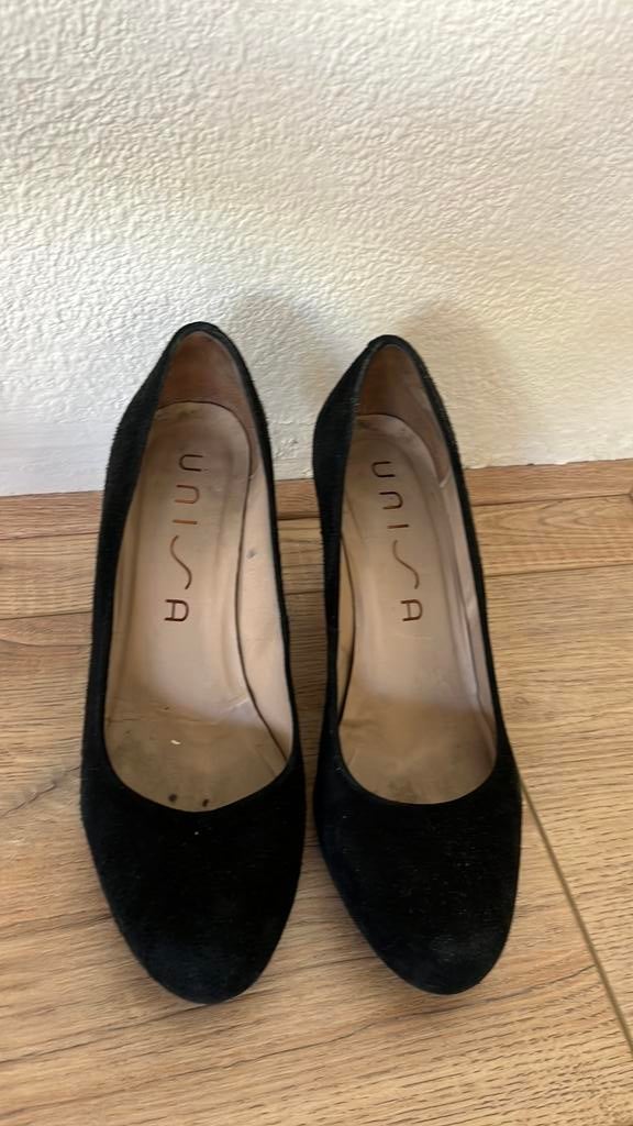Unisa pumps zwart suede maat 37, Kleding | Dames, Schoenen, Ophalen of Verzenden, Zo goed als nieuw, Zwart