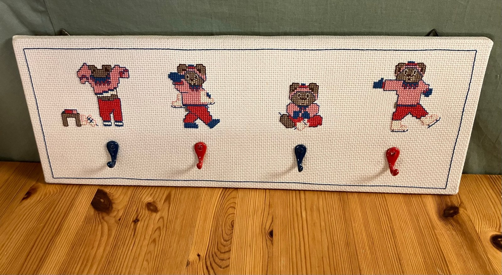 Leuke kinder kapstok met geborduurde beren - vintage, Wandkapstok, Overige materialen, Gebruikt, Onbekend