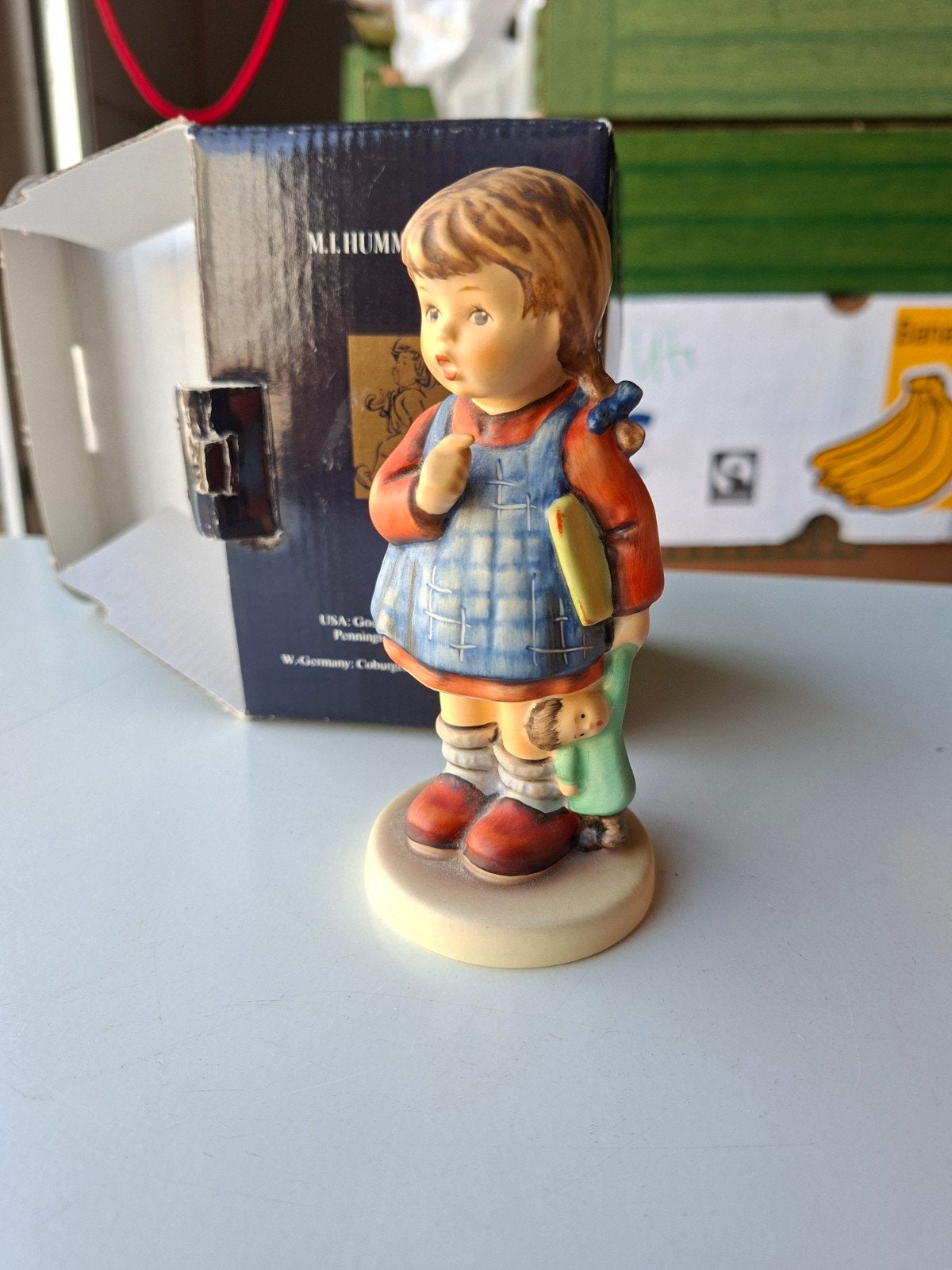 Hummel Goebel beeldje "Schluß für heute" gesigneerd, Verzamelen, Beelden en Beeldjes, Ophalen, Nieuw, Hummel