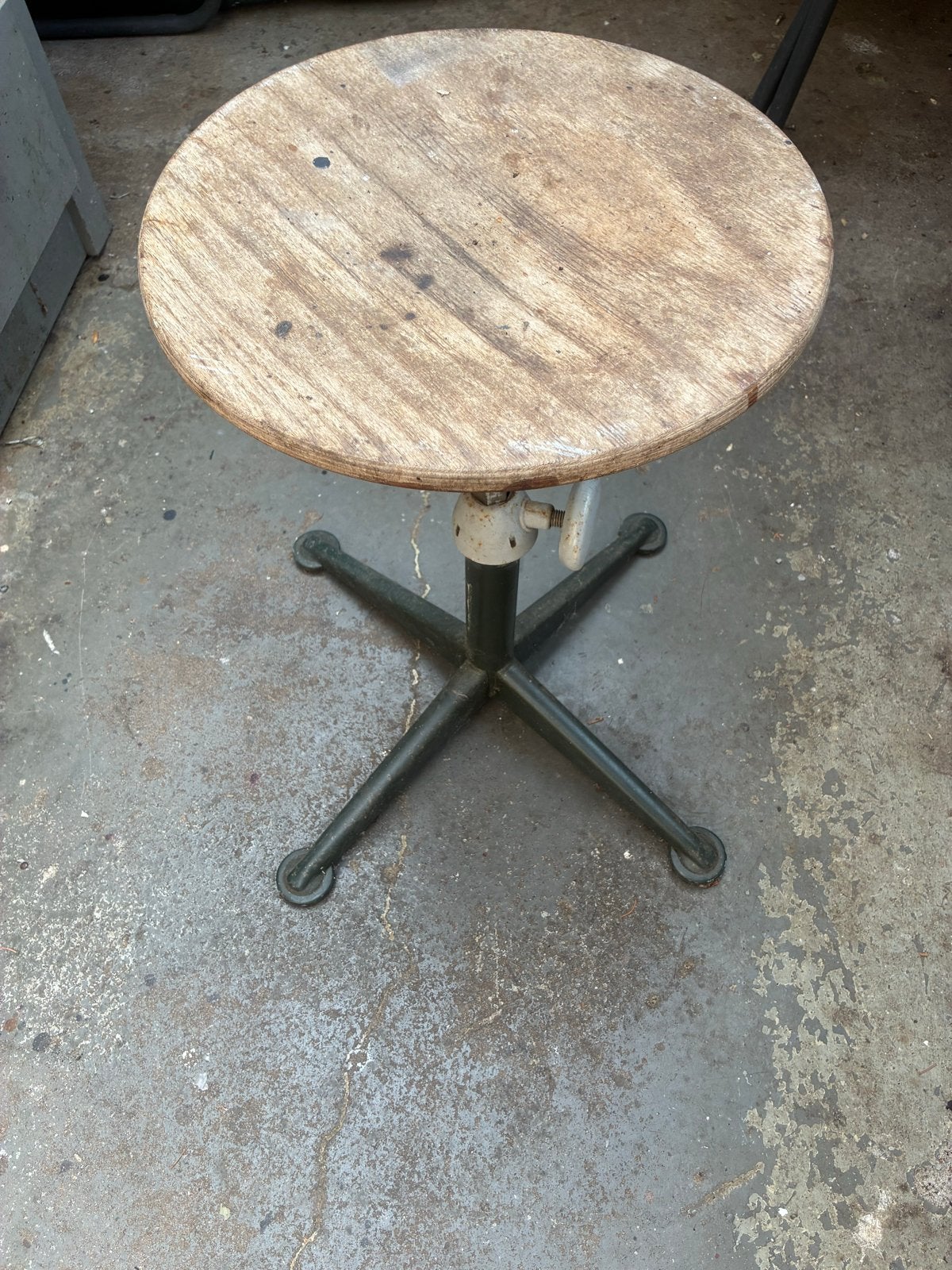 Vintage in hoogte verstelbare kruk met houten zitting, Antiek en Kunst, Ophalen