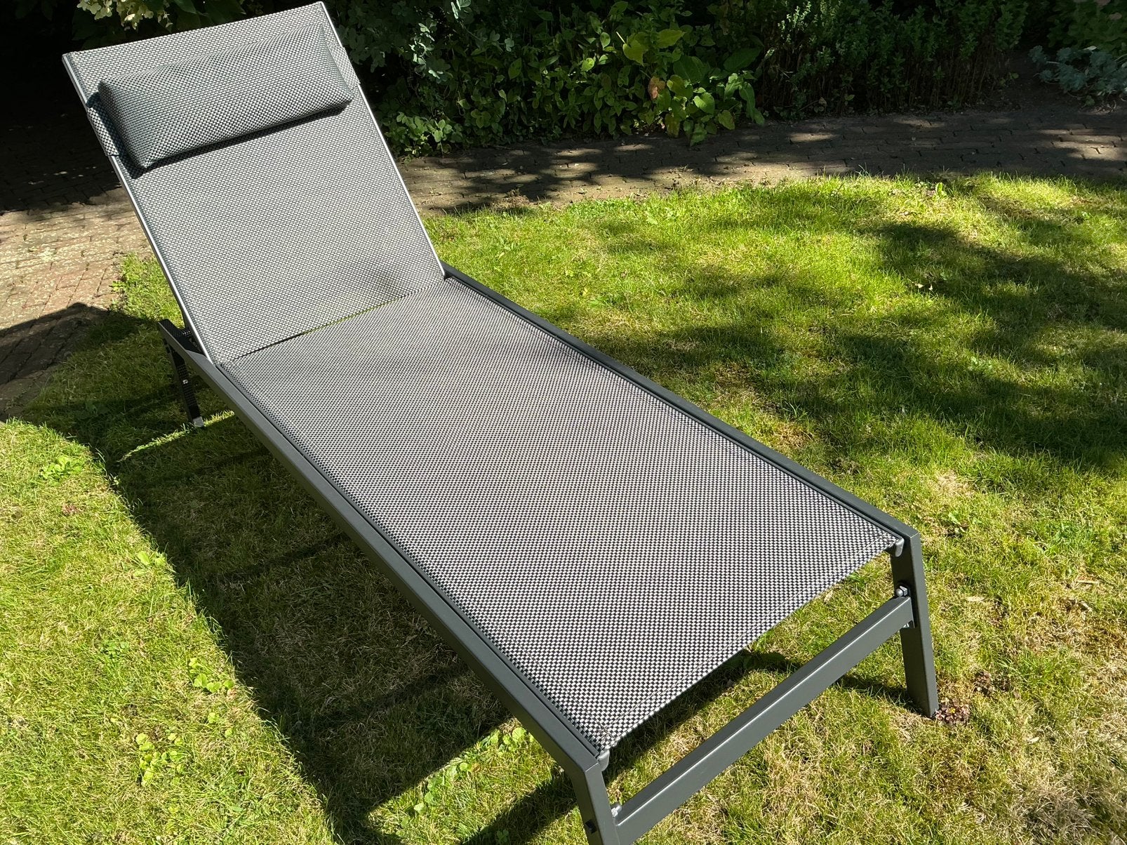 Ligbed van Intratuin met kussen van Madison, Tuin en Terras, Ophalen, Zo goed als nieuw, Aluminium