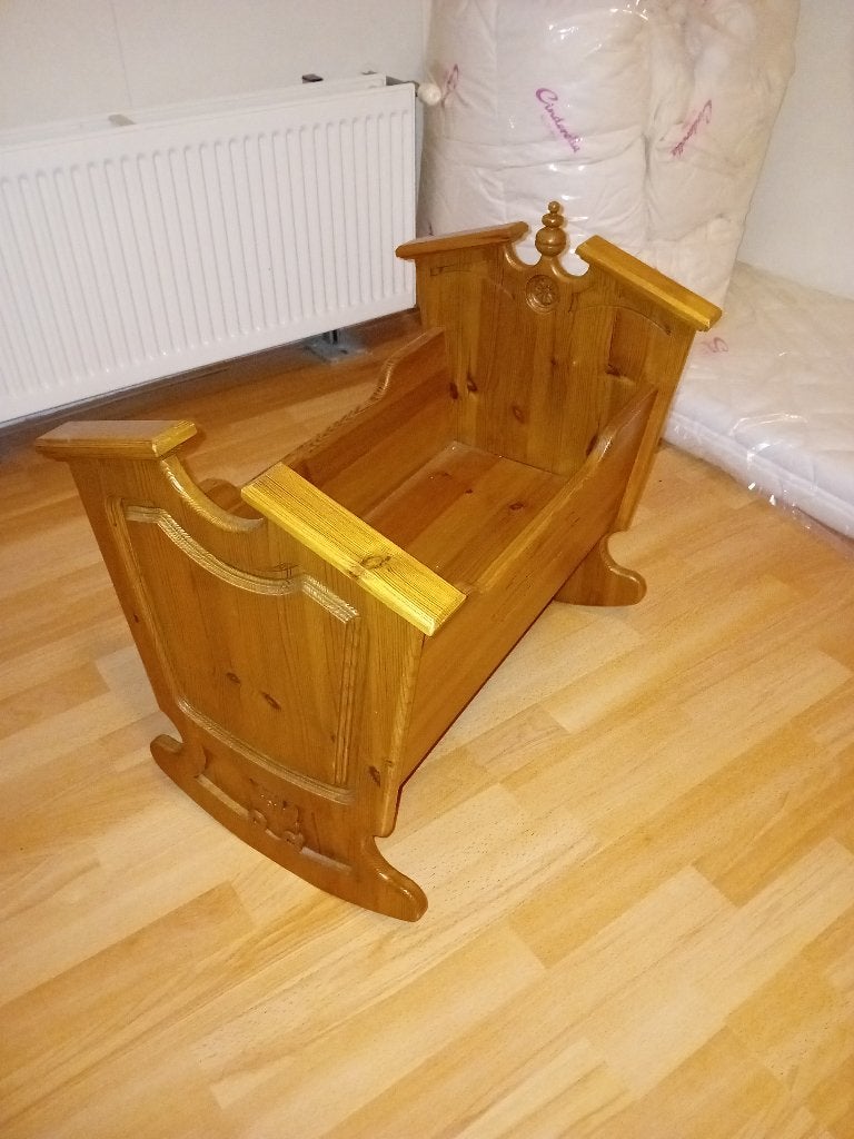 Handgemaakte houten poppenwieg, Ophalen, Zo goed als nieuw, Babypop