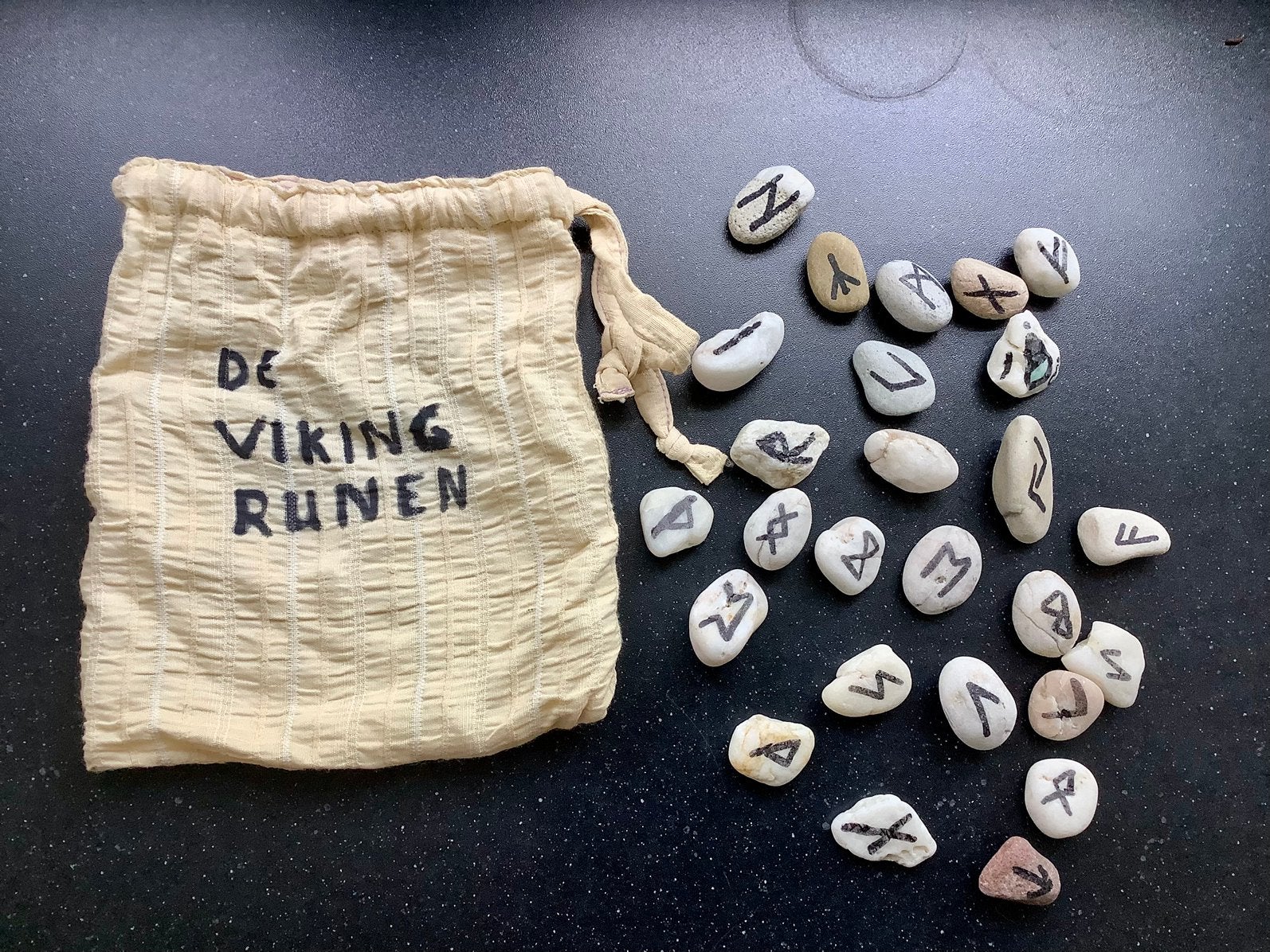 Handgemaakte vikingrunen van kiezelstenen, Ophalen of Verzenden, Zo goed als nieuw, Tarot of Kaarten leggen, Overige typen