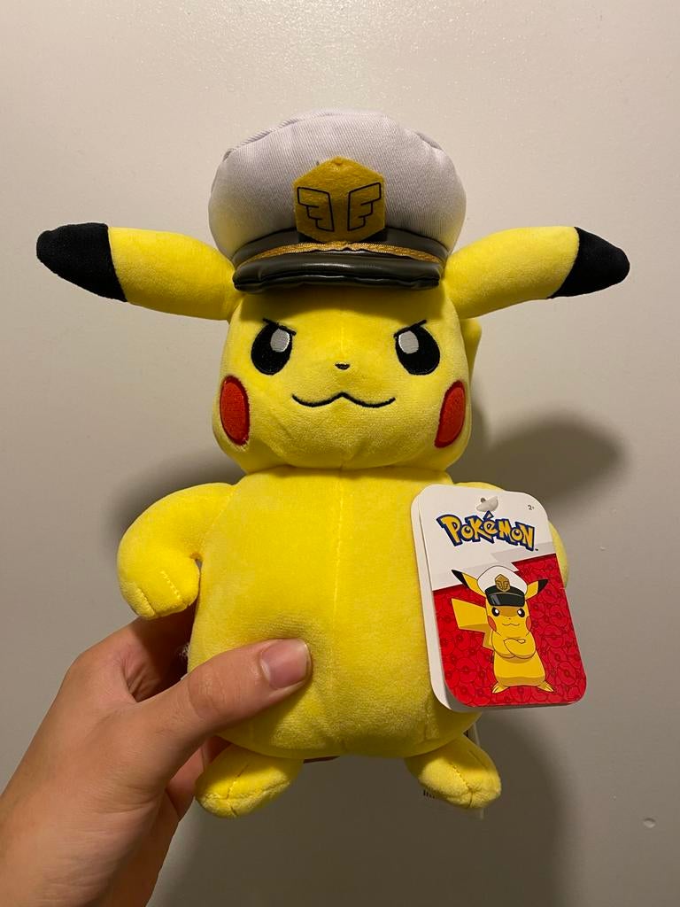 Nieuwe originele Pokemon Captain Pikachu knuffel met pet, Geel, Overige typen, Nieuw, Ophalen of Verzenden