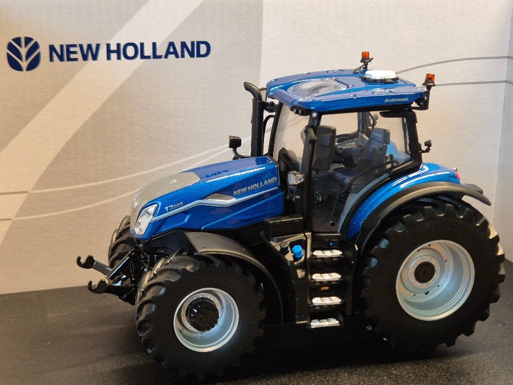 NEW HOLLAND T7.225 BLUE POWER, Hobby en Vrije tijd, Modelauto's | 1:32, Ophalen of Verzenden, Nieuw, Tractor of Landbouw, Universal Hobbies