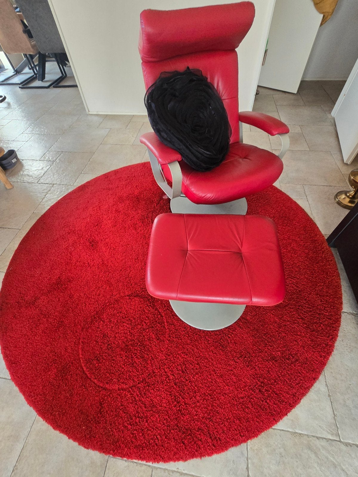 Verstelbare rode fauteuil met voetenbank, Ophalen, Gebruikt, Leer, Rood