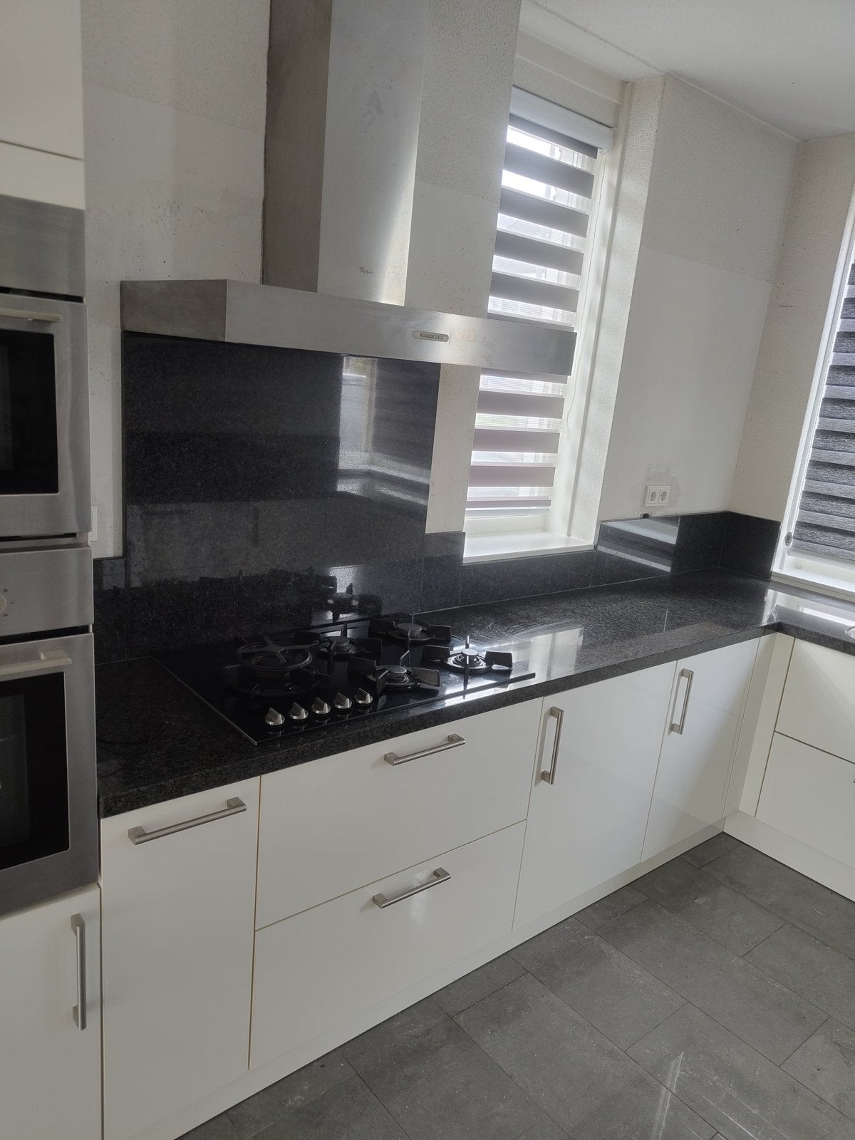 Moderne hoekkeuken met apparatuur en granieten blad, Huis en Inrichting, Keuken | Complete keukens, Ophalen, Gebruikt, Wit, Hoekkeuken