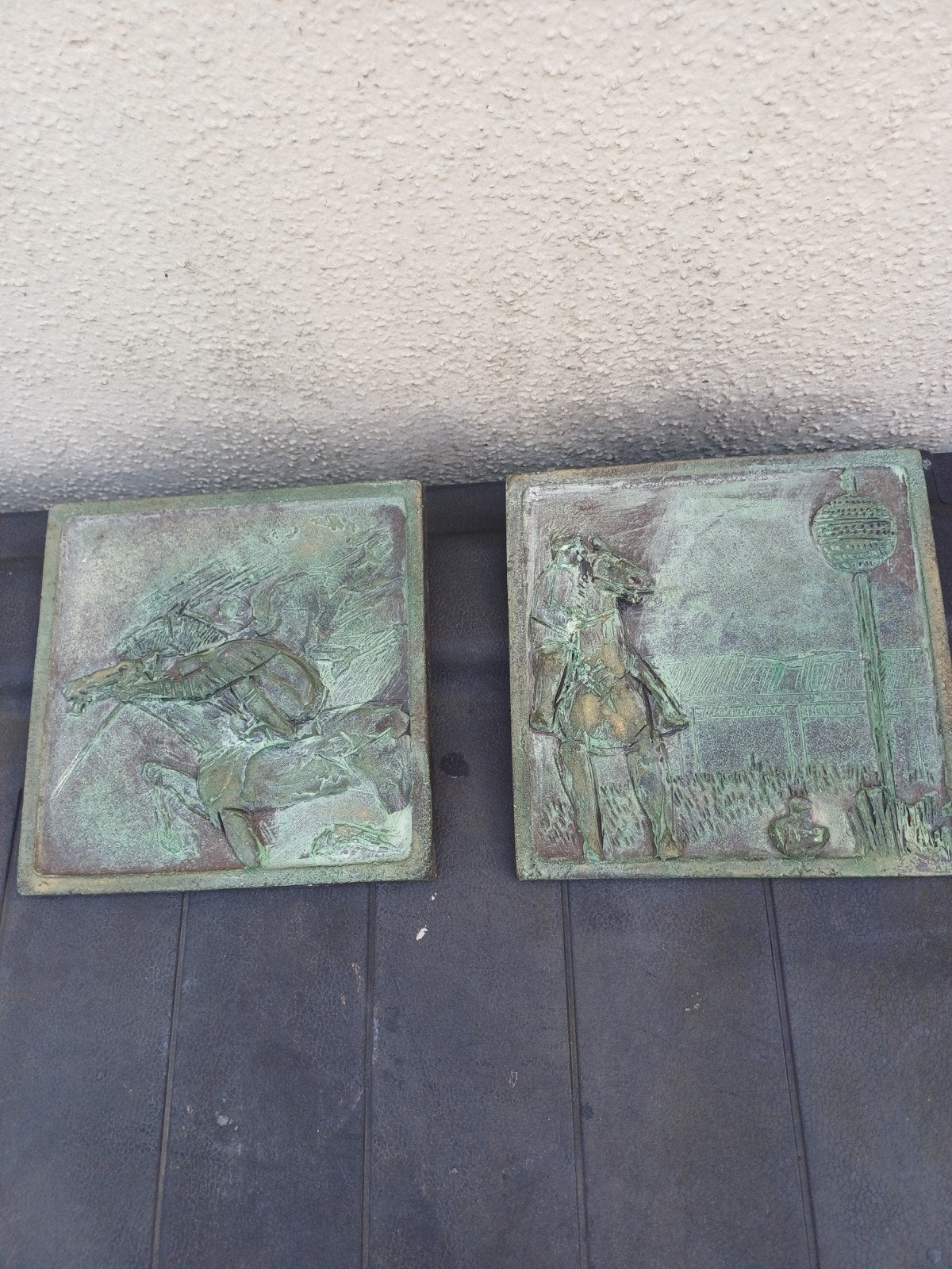 Twee antieke  plaquette  met paarden sport gesigneerd, Antiek en Kunst, Antiek | Keramiek en Aardewerk, Ophalen of Verzenden