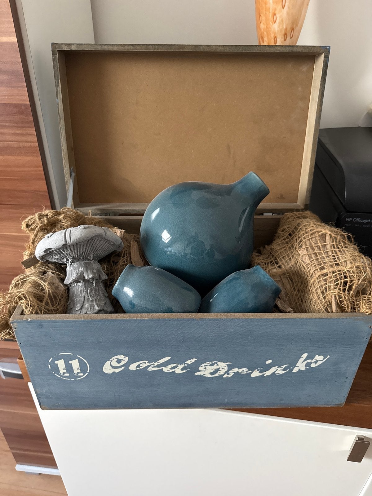 Decoratieve set: Houten kist, stenen paddenstoel, flesjes, Ophalen, Hout, Gebruikt, Blauw