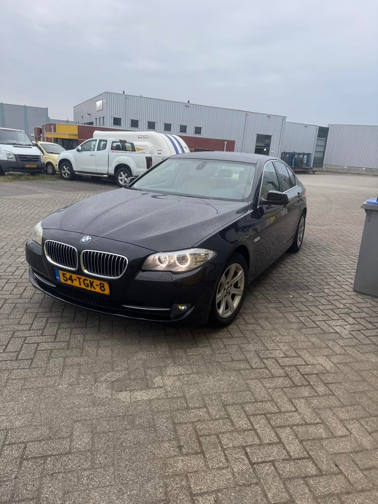 BMW 5-Serie 520i 184pk Aut. 2012 Zwart NWE APK!, Auto's, Achterwielaandrijving, Elektronische parkeerrem, Beige, 4 cilinders