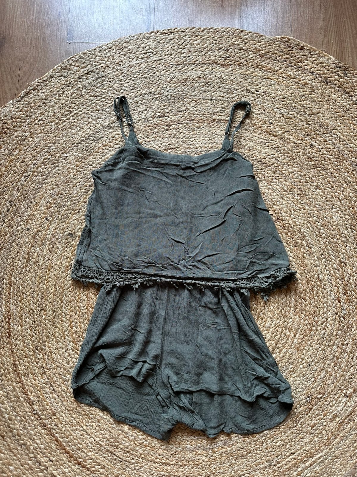 Forever 21 playsuit / jumpsuit – donkergroen/khaki – maat S, Kleding | Dames, Jumpsuits, Ophalen of Verzenden, Zo goed als nieuw