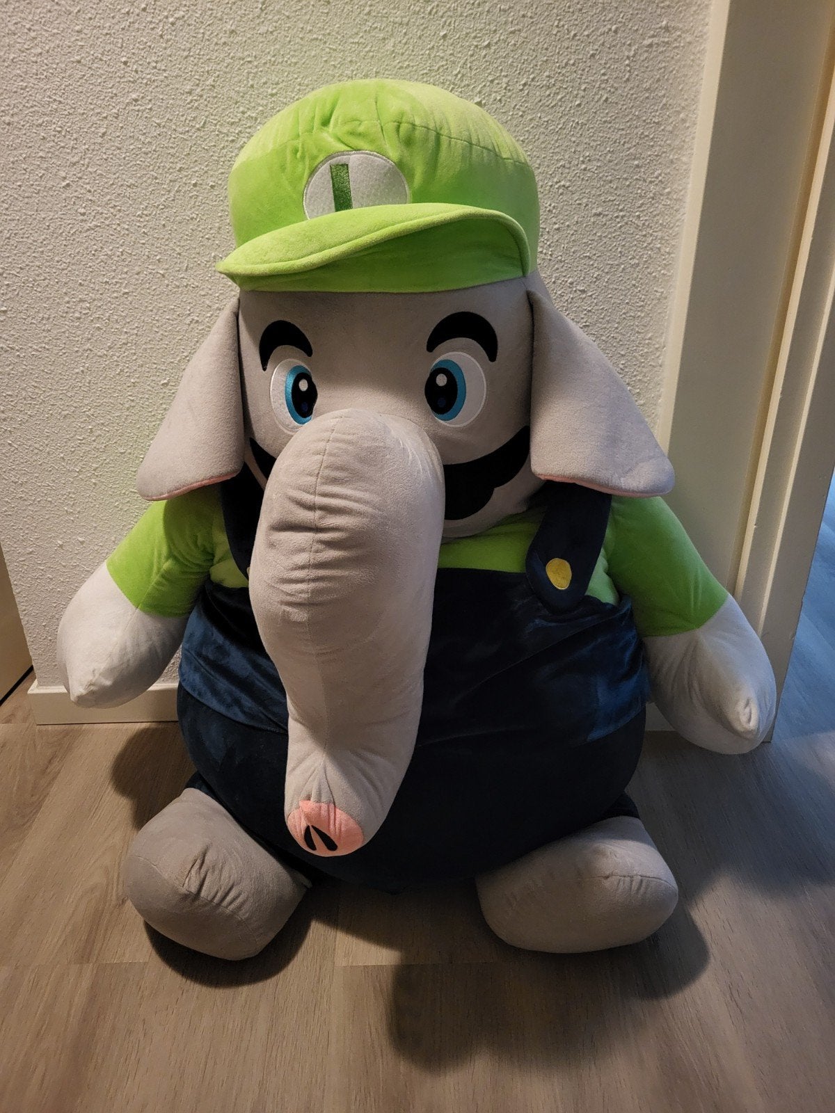 Grote Luigi Olifant Knuffel - Super Mario Bros, Ophalen, Overige merken, Overige karakters, Zo goed als nieuw