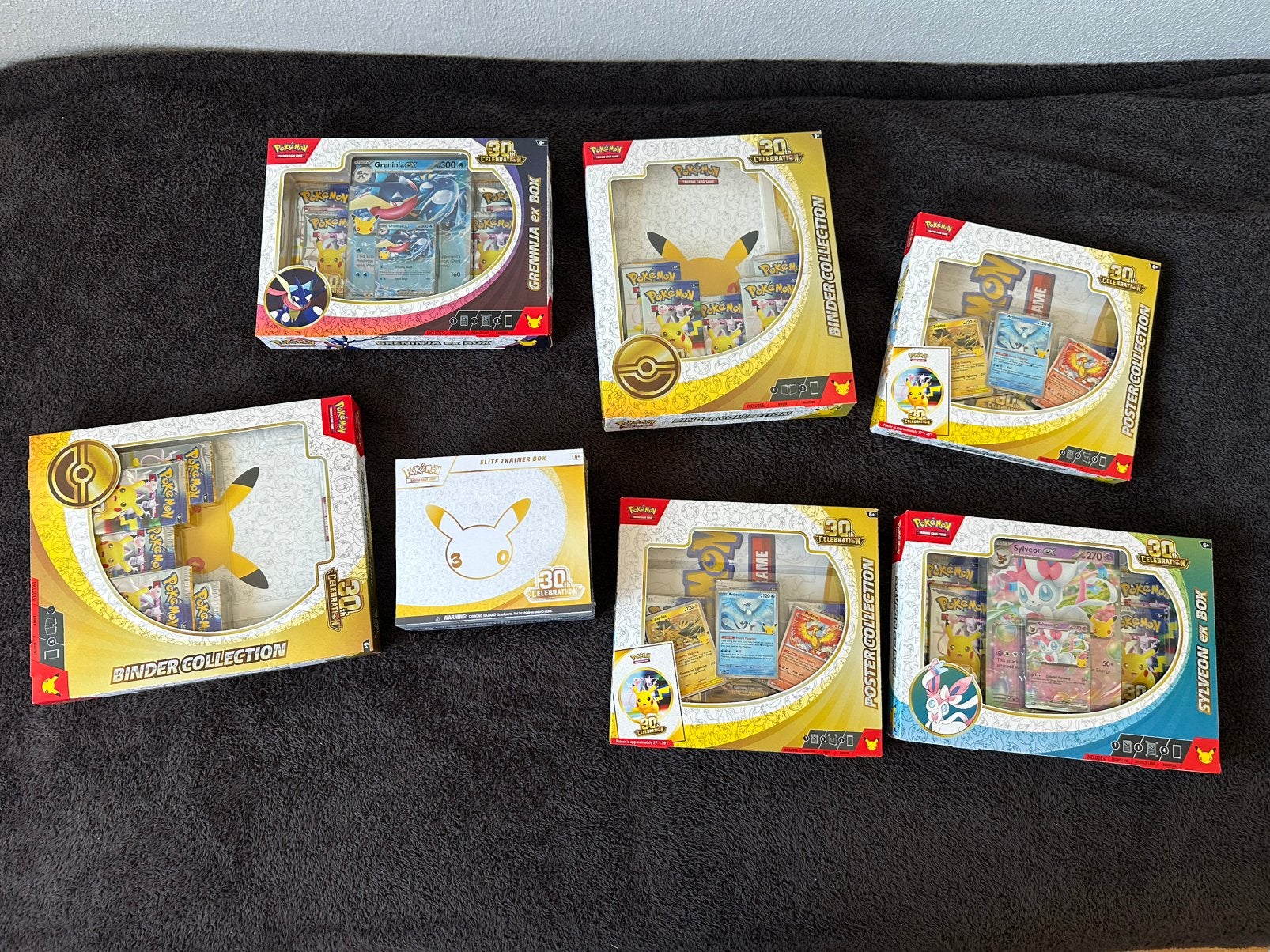 Pokémon 30th Set ETB, Binder, Poster, Sylveon & Greninja, Verzamelen, Ophalen, Zo goed als nieuw, Speelkaart(en)