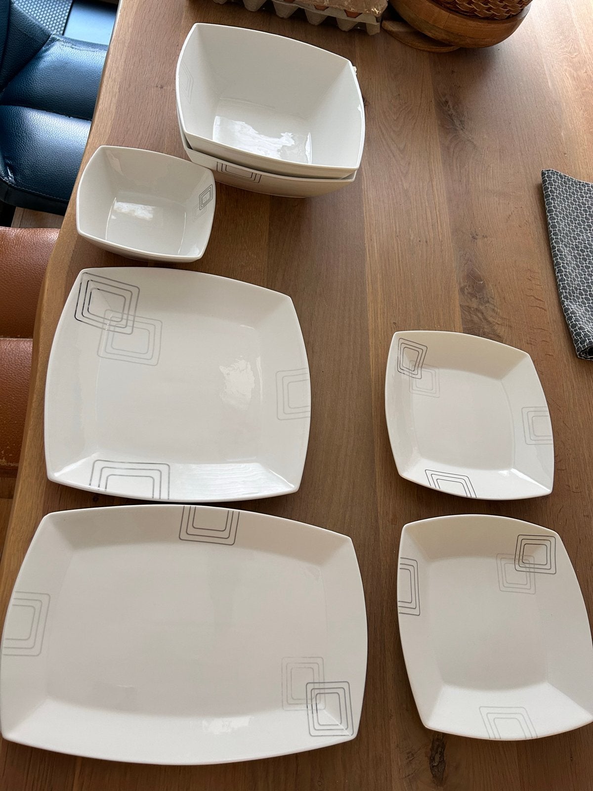 Roland Germany Wit servies met modern patroon., Huis en Inrichting, Keuken | Servies, Ophalen, Gebruikt, Keramiek, Modern