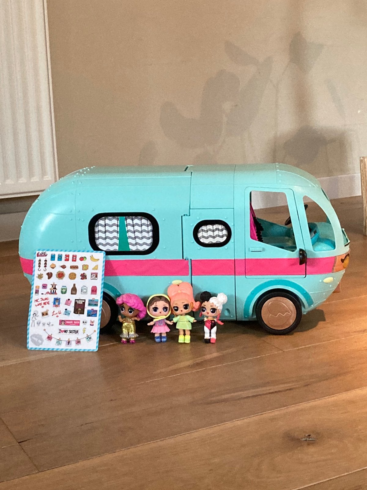 LOL Glam ‘n Go camper met poppen en accessoires, Ophalen, Zo goed als nieuw, Poppenhuis