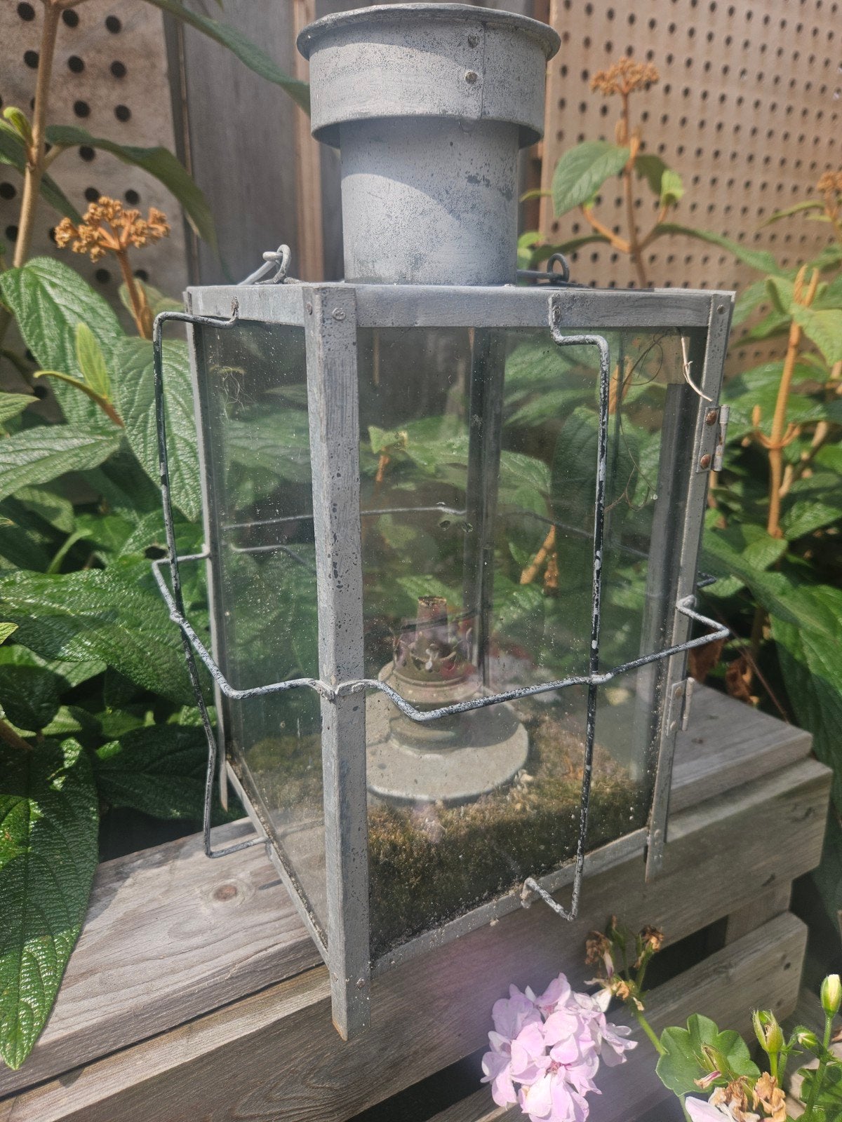 Vintage metal lantaarn met glas en mos, Ophalen of Verzenden