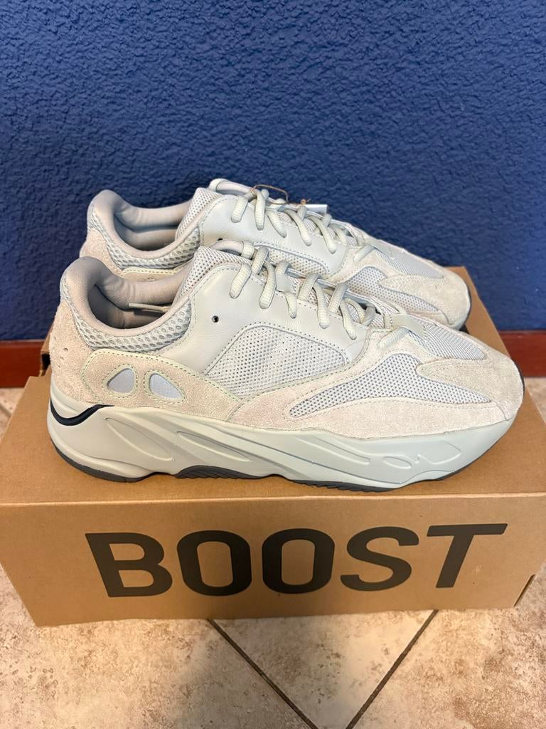 Yeezy Boost 700 Salt - Nieuw - Maat 44 2/3, Kleding | Heren, Schoenen, Ophalen of Verzenden, Nieuw, Overige kleuren, Sneakers of Gympen