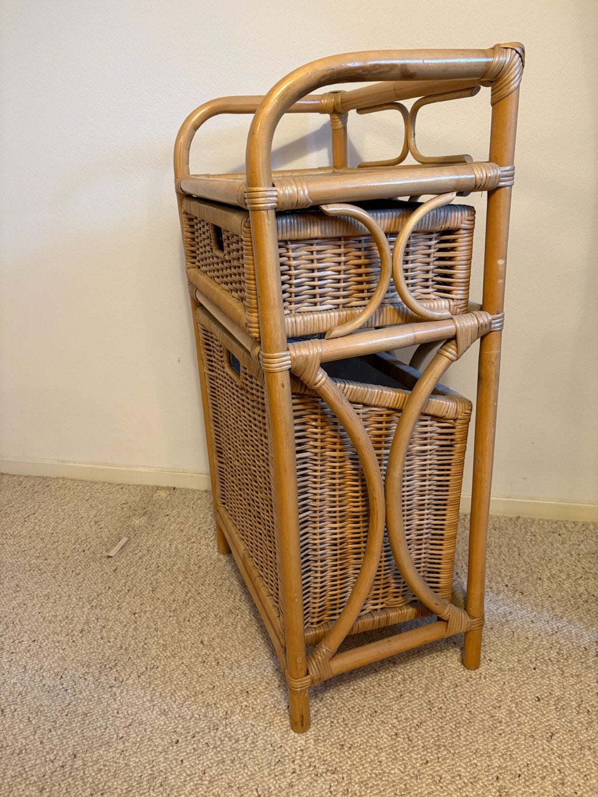 Foto 13 van Vintage rotan ladekastje met 2 laden