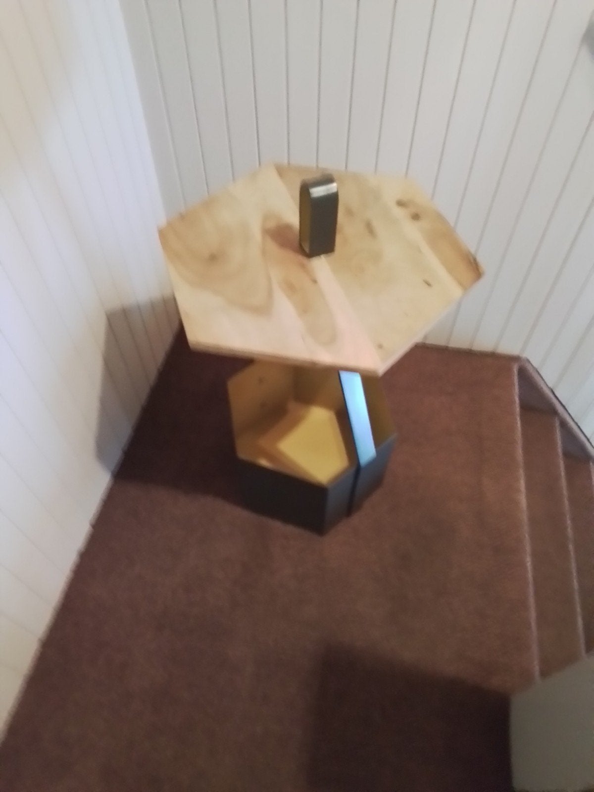 Unieke zeshoekige bijzettafel van hout en metaal, Gebruikt, Modern, Industrieel, 55 tot 75 cm, Overige vormen