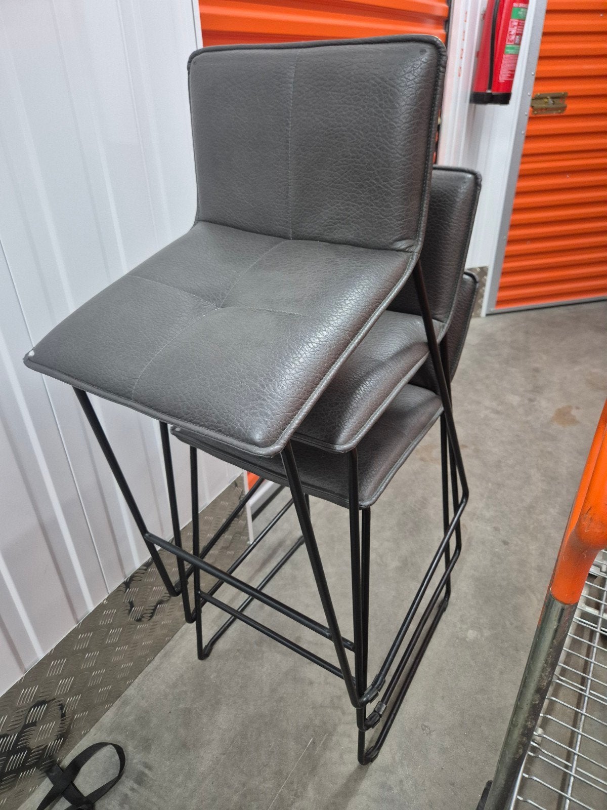 Set van 3 grijze barkrukken met metalen onderstel, Ophalen, Met voetsteun, 90 cm of meer, 2 krukken