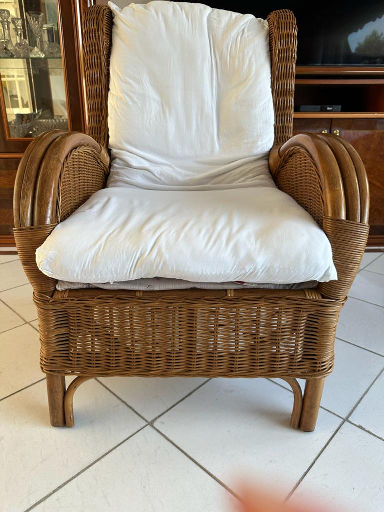 Comfortabele rotan fauteuil met wit kussen, Huis en Inrichting, Ophalen, Gebruikt, Bruin, Riet of Rotan