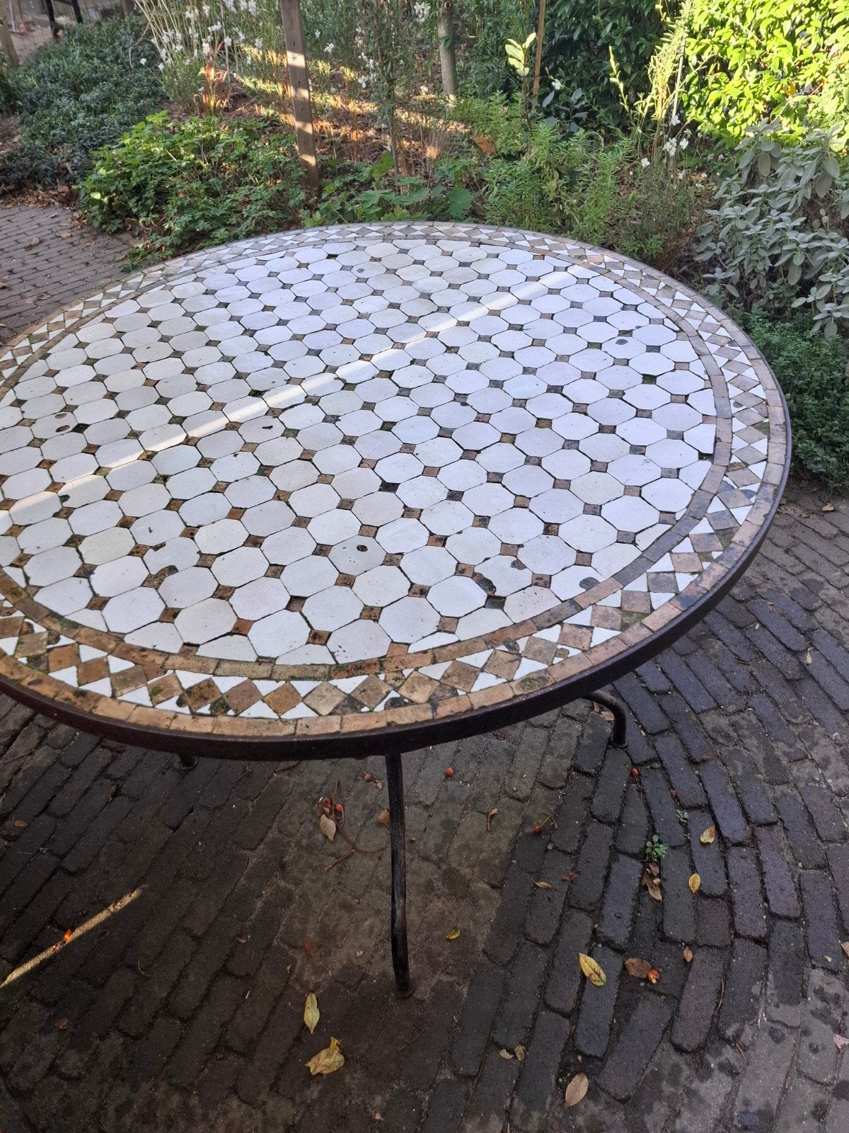 Ronde tuintafel met geglazuurde tegeltjes, diameter 100cm, Ophalen, Gebruikt, Rond