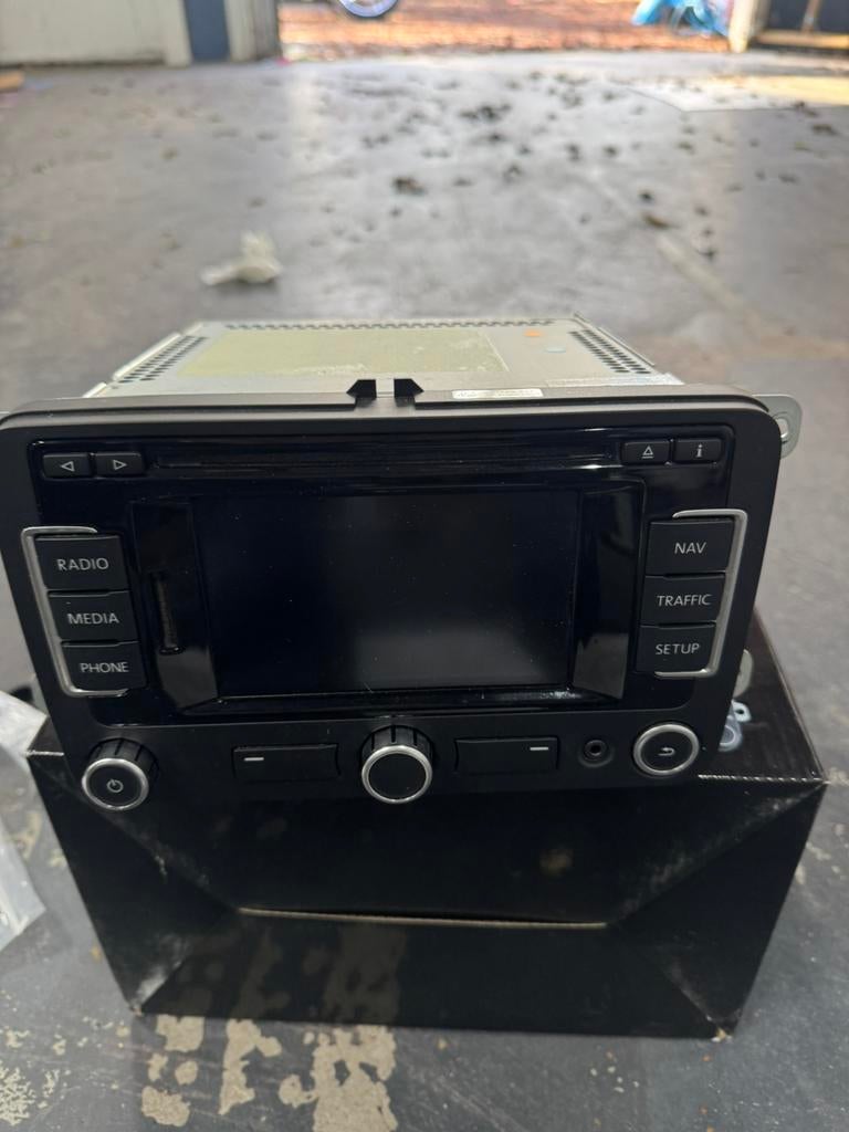 Orginele auto radio vw beetle 2013, Auto diversen, Autoradio's, Ophalen of Verzenden, Zo goed als nieuw