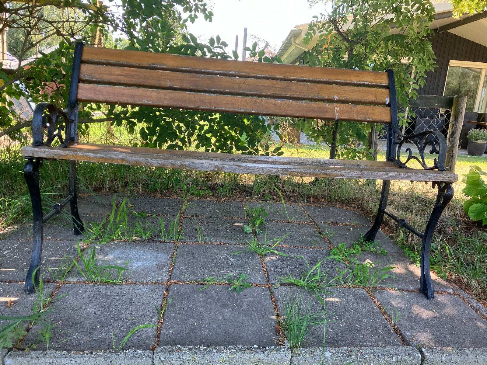 Vintage Tuinbank met gietijzeren frame en houten latten, Tuin en Terras, Tuinbanken, Ophalen, Gebruikt, Hout