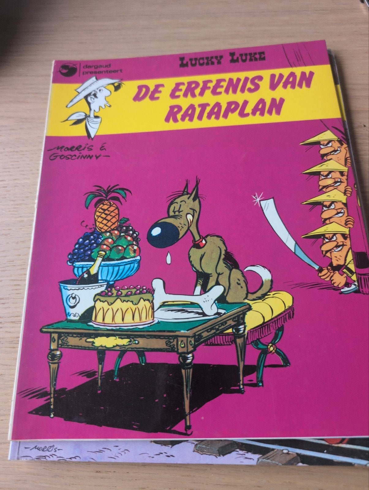 Lucky Luke - De Erfenis van Rataplan (Morris & Goscinny), Eén stripboek, Ophalen of Verzenden, Gelezen, Morris & Goscinny