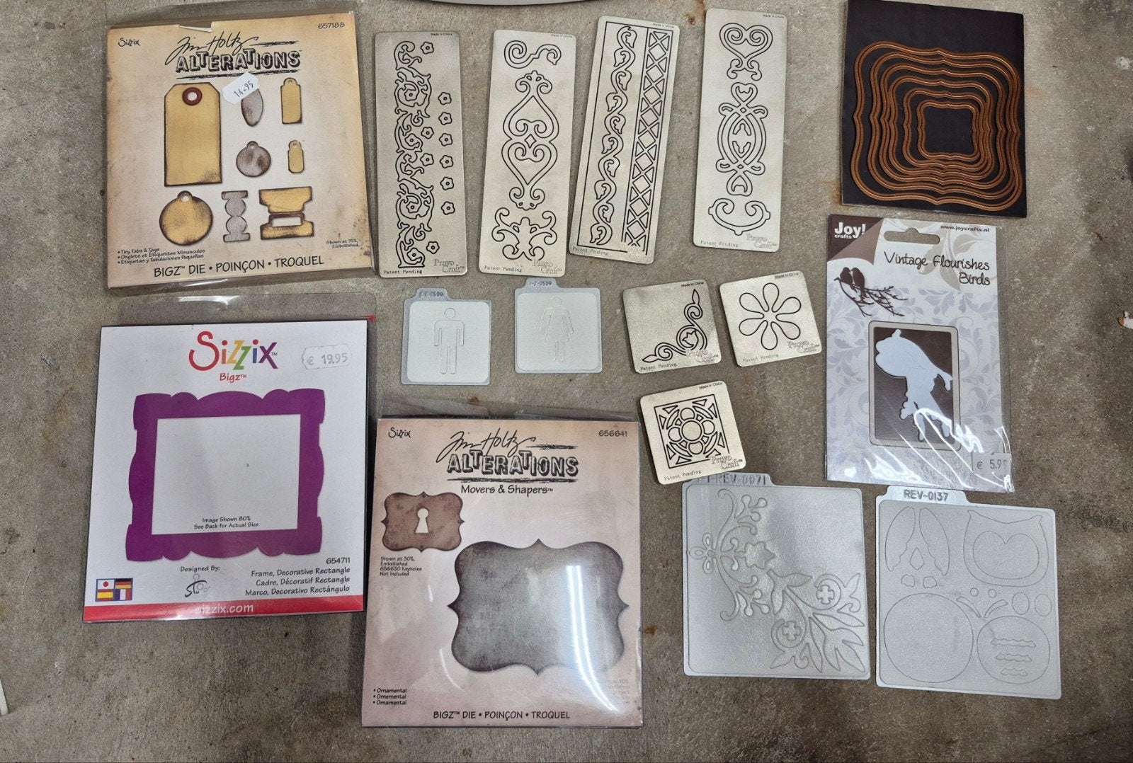 Grote partij snijmallen Sizzix, Tim Holtz & Cuttlebug, Hobby en Vrije tijd, Ophalen of Verzenden, Zo goed als nieuw, Frame of Mal