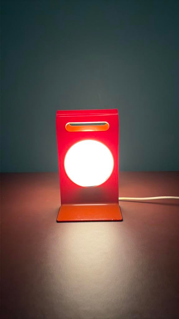 Vintage Space Age Artemide rood bruinkunststof tafellamp.698, Space Age, Kunststof, Ophalen of Verzenden, Zo goed als nieuw