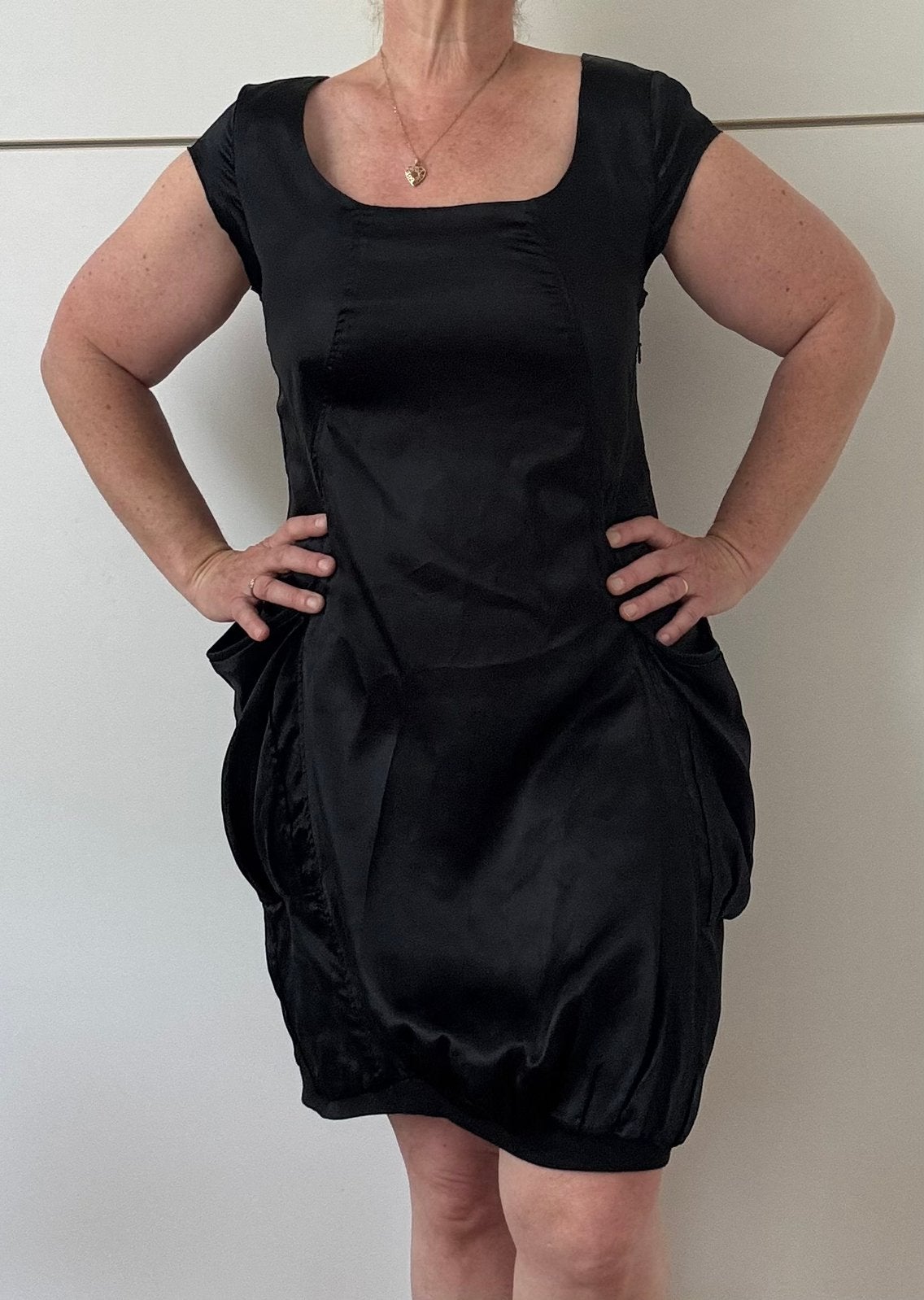 Just B - Prachtige satijnen jurk met ballonzoom. Maat 38/40, Kleding | Dames, Jurken, Maat 38/40 (M), Zwart, Ophalen of Verzenden