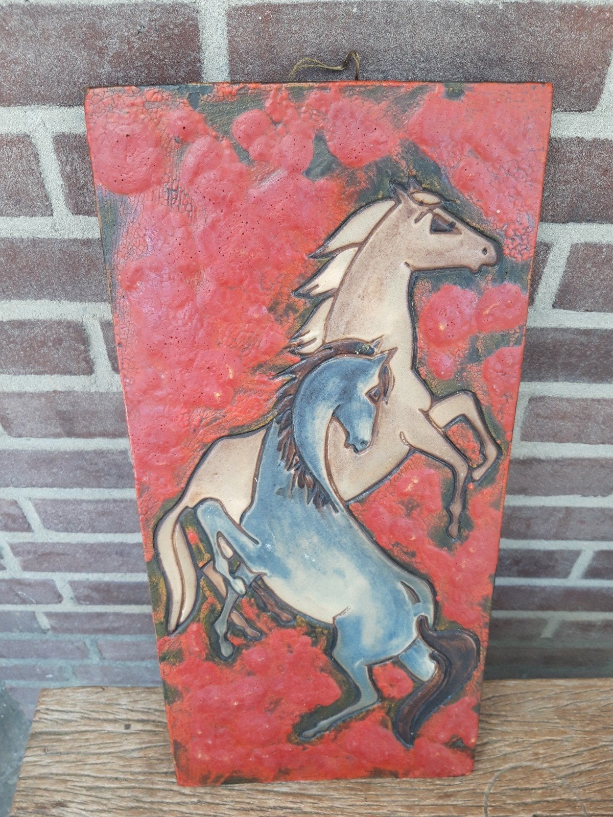 lava. Muurplaat met Paarden., Ophalen