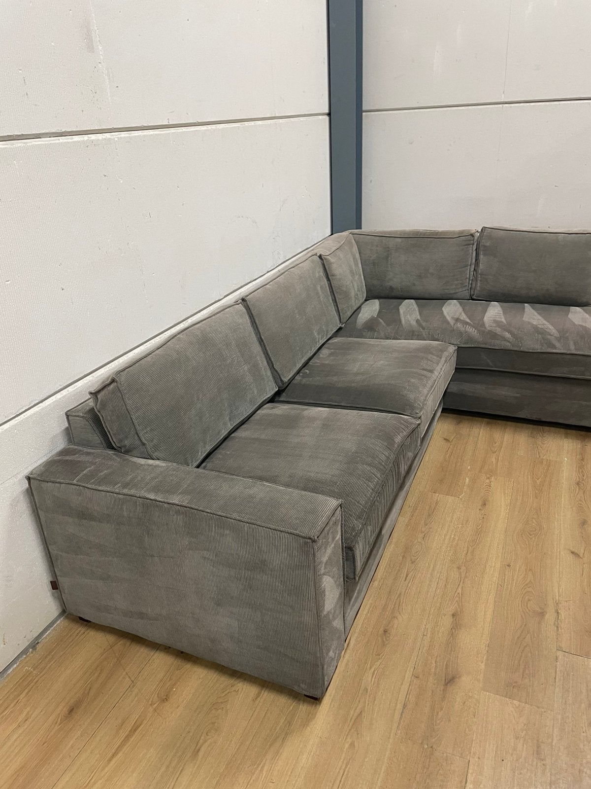 Foto 3 van Mooie luxe grijze WOOOD ribstof hoekbank - GEREINIGD!!!