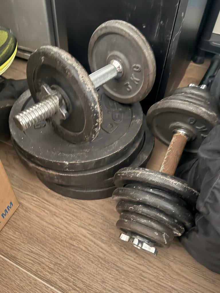 Halterset en fitnessbank voor thuissportschool, Sport en Fitness, Ophalen of Verzenden, Gebruikt, Armen, Halterset