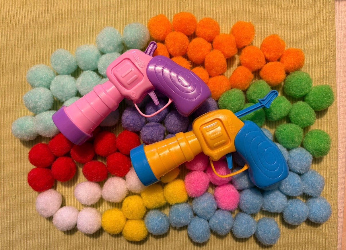 2 plastic pistolen met veel zachte pommetjes, Ophalen of Verzenden, Zo goed als nieuw, Jongen of Meisje