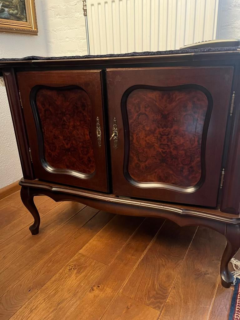 Antiek tv kastje met sierlijke details prachtig noten kastje, Antiek en Kunst, Ophalen of Verzenden