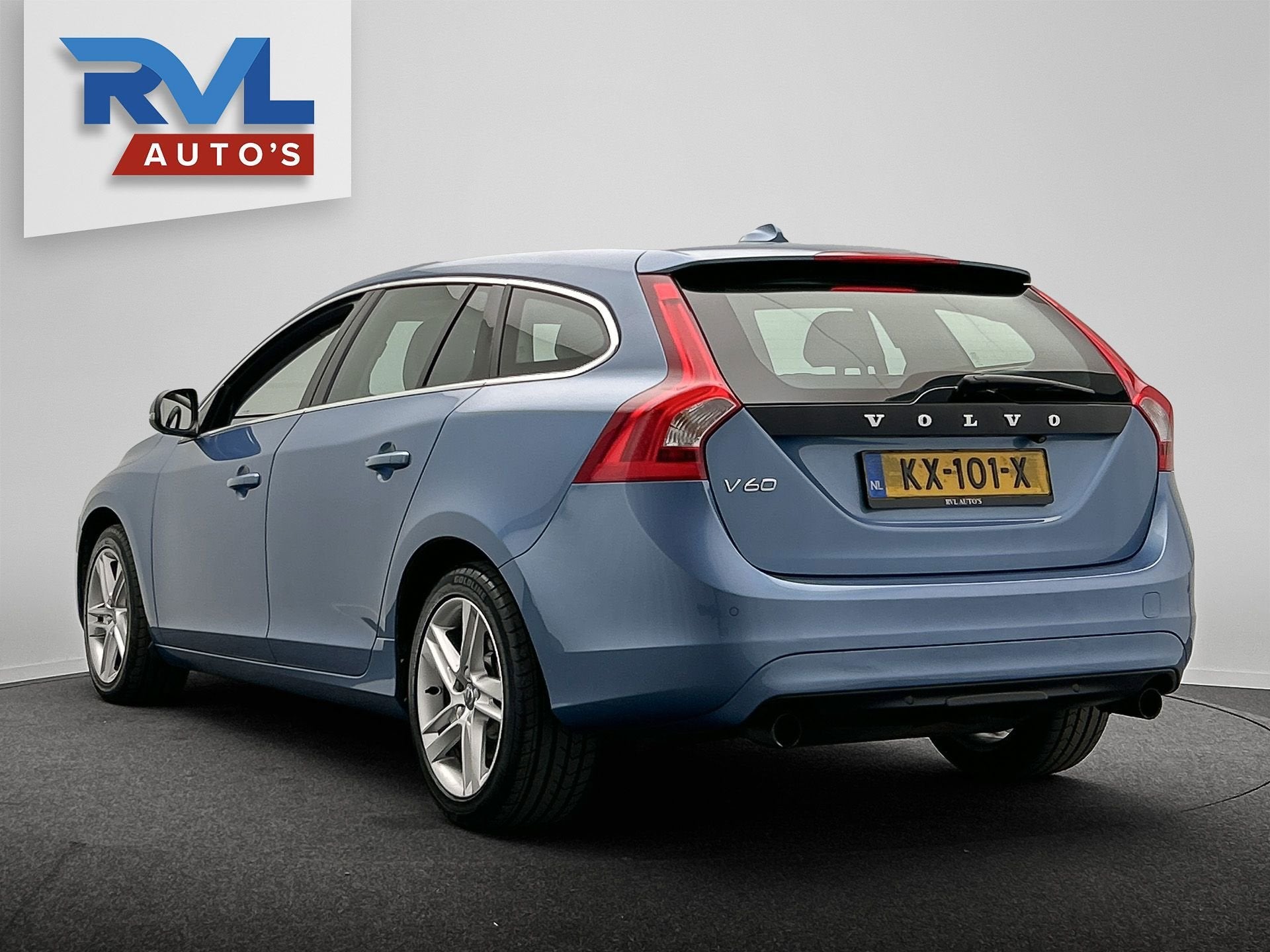 Volvo V60 1.5 T2 Summum | Origineel NL | Pano/dak | Trekhaak, 4 cilinders, Blauw, 122 pk, Onderhoudsboekje
