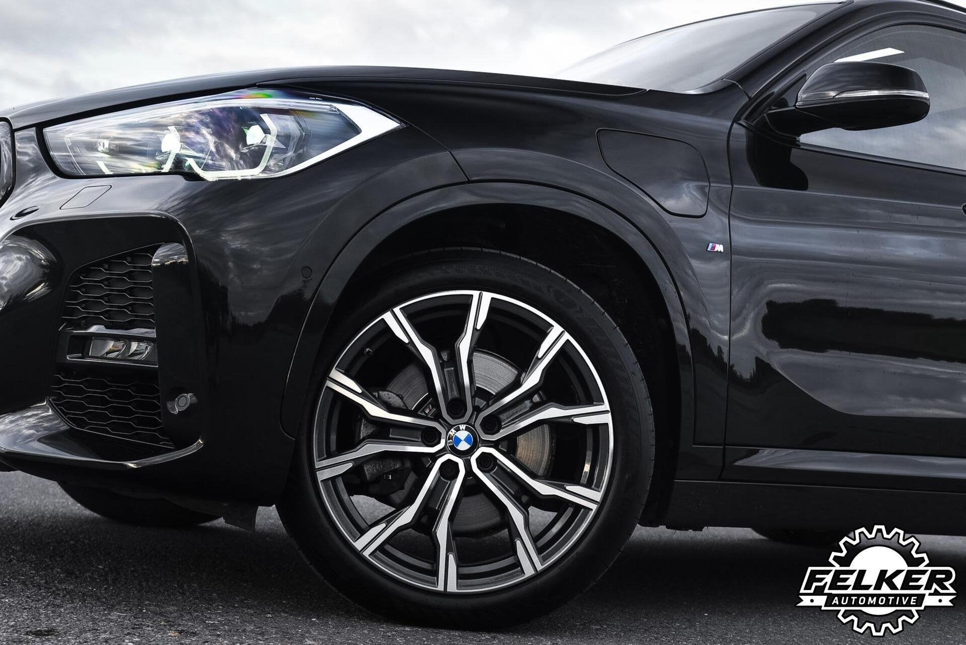 BMW X1 xDrive25e M Sport | Pano | HUD | Leder | ACC, Auto's, Zwart, Bedrijf, Vierwielaandrijving, Hybride Elektrisch/Benzine