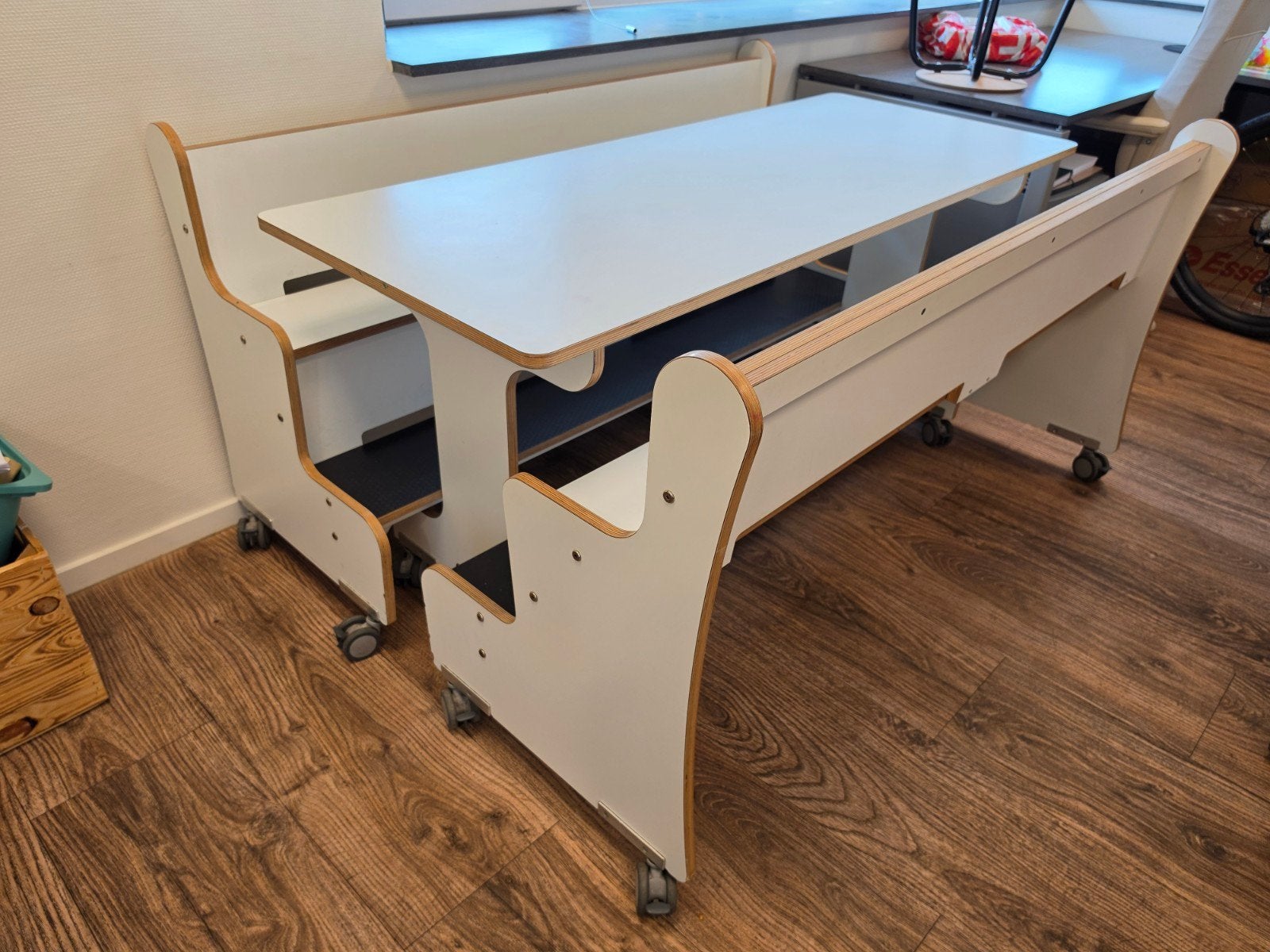 Witte tafel met banken op wieltjes, Ophalen, Gebruikt, 50 tot 100 cm, Modern