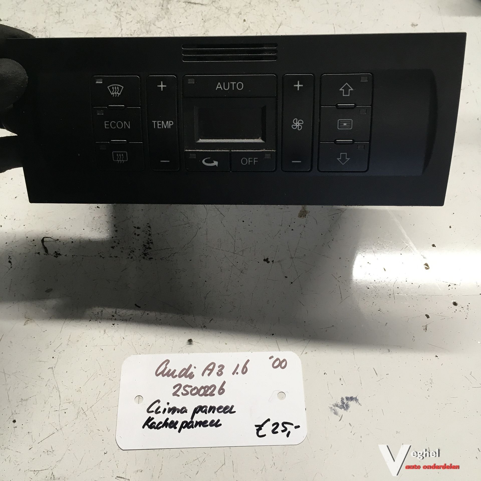 Audi A3 1.6 2000 2500226  Kachelbedieningspaneel        8L0