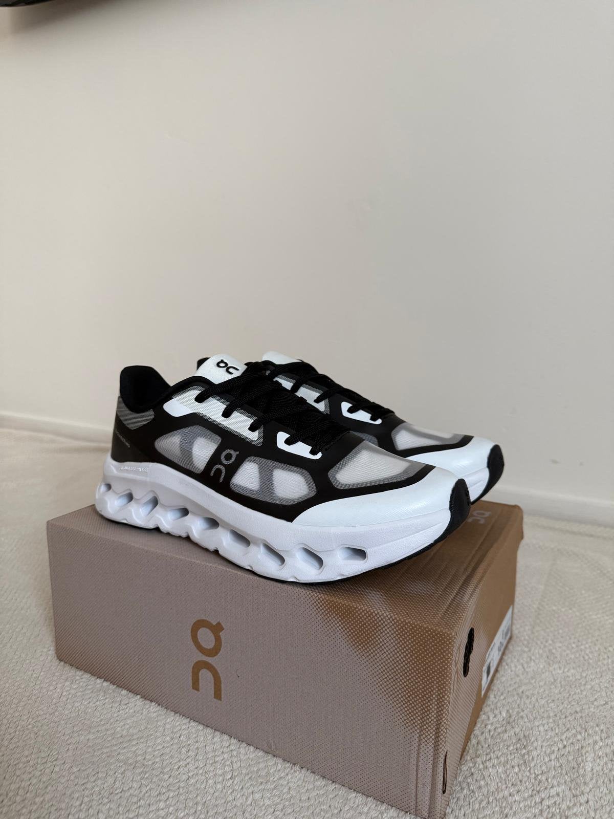 On CLOUDTILT REMIX - Black Ivory Maat 42 43 44, Ophalen of Verzenden, Zo goed als nieuw, Zwart, Sneakers of Gympen
